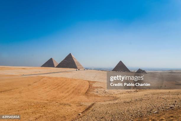 egyptian pyramids - ciudades capitales - fotografias e filmes do acervo