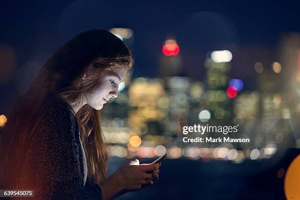 teenagers on iphones - teenager stock photos et images de collection