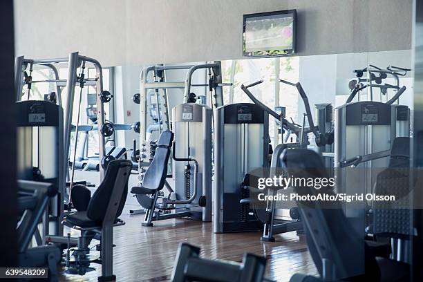 empty weight room in health club - フィットネスマシン ストックフォトと画像