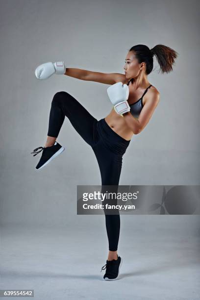 young woman in boxing gloves - schoppen lichaamsbeweging stockfoto's en -beelden