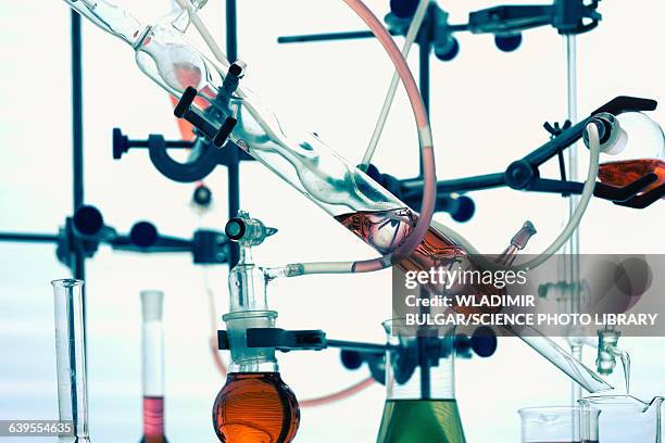 chemistry experiment in lab - tubo equipamento de laboratório - fotografias e filmes do acervo