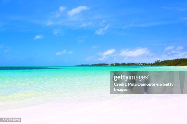 beautiful beach in bahamas, caribbean ocean and idyllic islands in a sunny day - magens bay fotografías e imágenes de stock