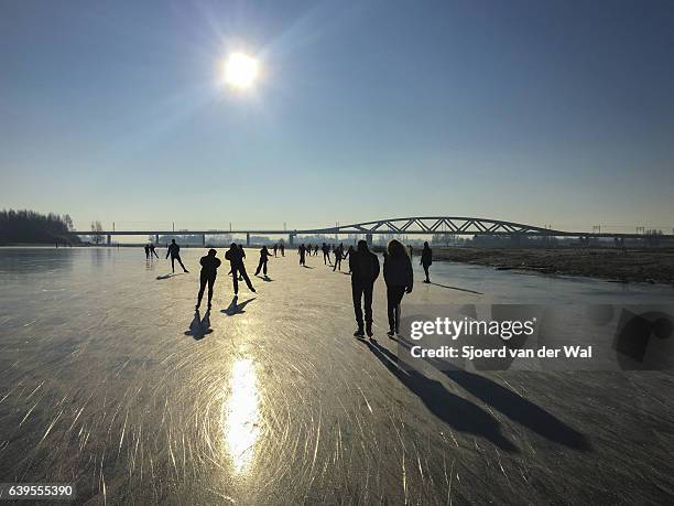 patinaje sobre hielo en un lago congelado en holanda durante el invierno - sjoerd van der wal or sjocar fotografías e imágenes de stock