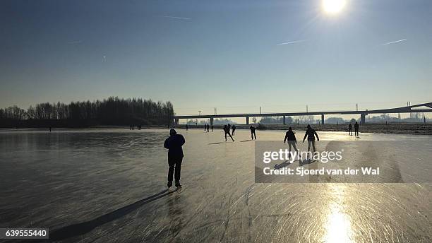 patinaje sobre hielo en un lago congelado en holanda durante el invierno - sjoerd van der wal or sjocar fotografías e imágenes de stock