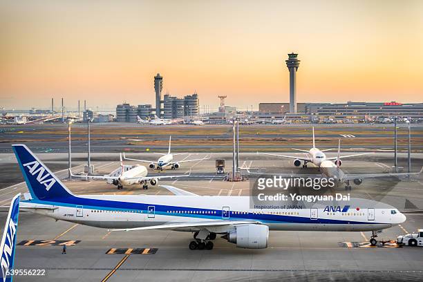 todos nippon airways boeing 777 no aeroporto de haneda - aeroporto internacional de tóquio - fotografias e filmes do acervo