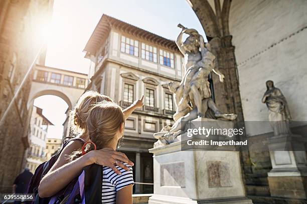 mother and daughter visiting city of florence (firenze), tuscany - regional stockfoto's en -beelden