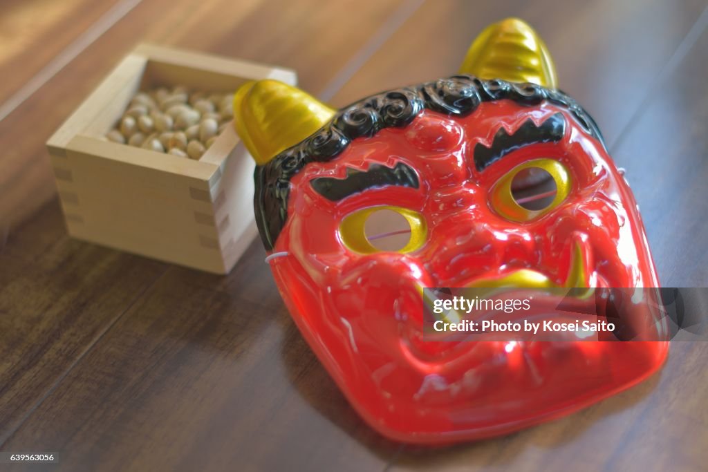 A ogre mask and soybeans for "Setsubn"