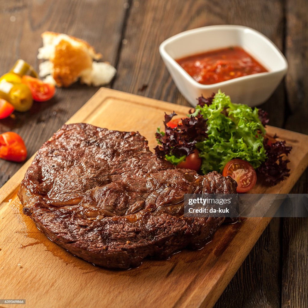 Filé grelhado e legumes