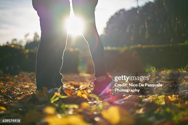 kissed by the sun - sun flare couple stock-fotos und bilder