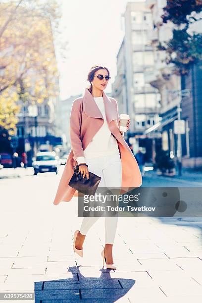 linda elegante mulher beber café - pink shoe imagens e fotografias de stock