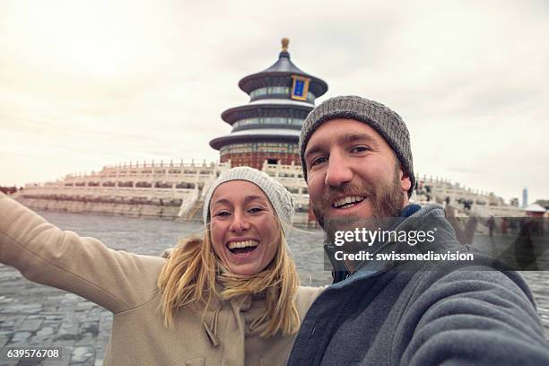 pareja joven que viaja se toma una selfie con el templo del cielo, beijing - pekín express fotografías e imágenes de stock