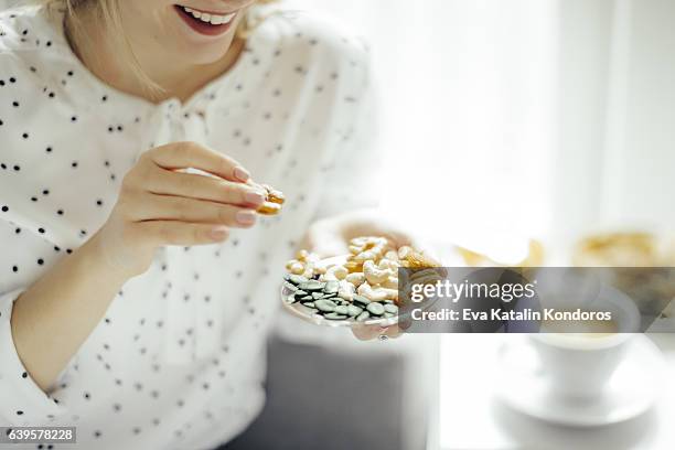 mujer joven en casa - cashew fotografías e imágenes de stock