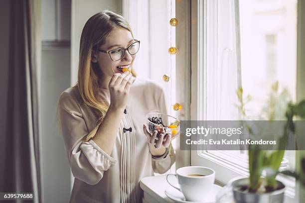 mujer joven en casa - date fruit fotografías e imágenes de stock
