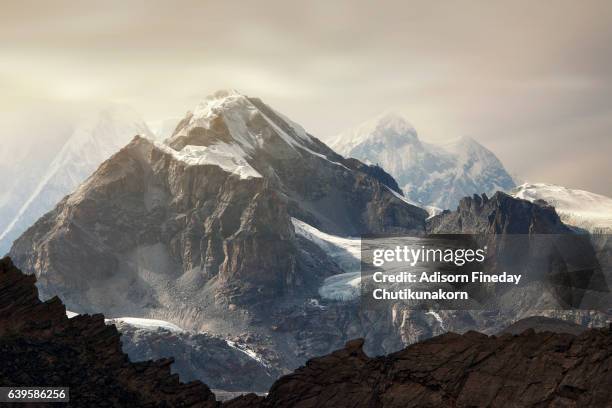 himalaya everest mountain peaks  from gokyo ri glacier nepal - khumbu stockfoto's en -beelden
