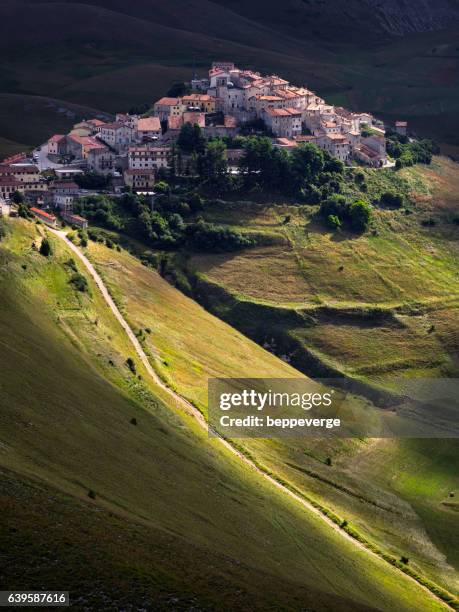 castelluccio di norcia - castelluccio di norcia fotografías e imágenes de stock