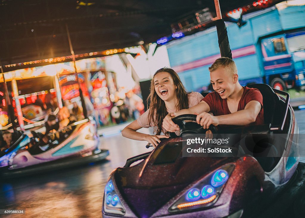 Paar in Bumper Cars