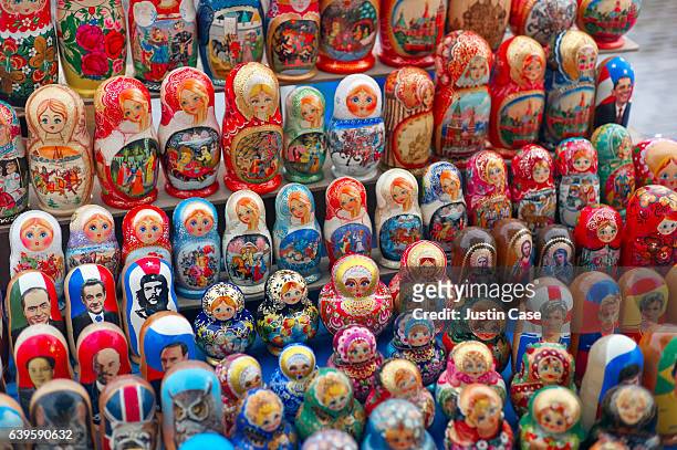 mamushkas on market stand in moscow - mamushkas stock pictures, royalty-free photos & images