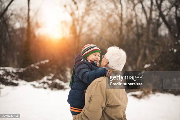 ich liebe dich opa - grandfather child snow winter stock-fotos und bilder