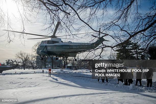 Marine One with US President Barack Obama on board lands at Walter Reed National Military Medical Center in Bethesda, Maryland, USA, 25 January 2016....