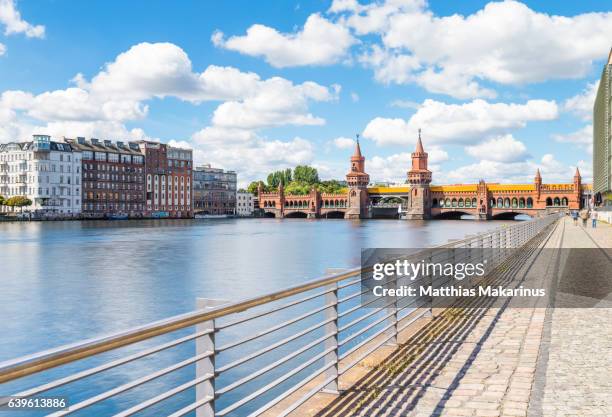 oberbaumbrucke berlin summer with train dynamic - oberbaumbrücke stock-fotos und bilder
