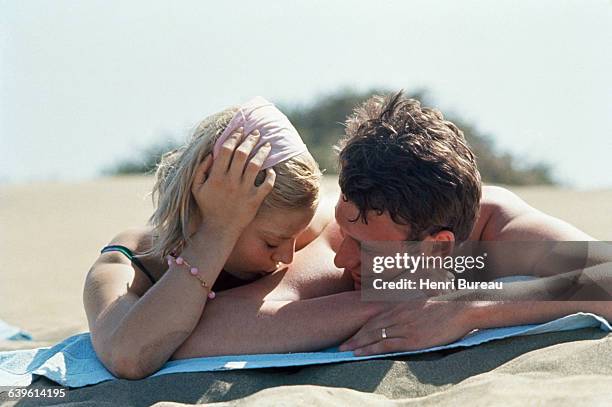 French singer Sylvie Vartan and singer and actor Johnny Hallyday on the beach during their vacation in the Canary Islands.
