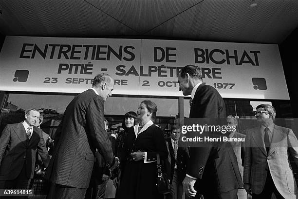 French President Valery Giscard d'Estaing is welcomed by Simone Veil and Alice Saunier-Seite at the Bichat interviews.