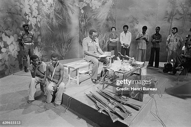 President Mobutu presents the first wounded prisoners captured by the Zaire army in the rebel province of Shaba, former Katanga.