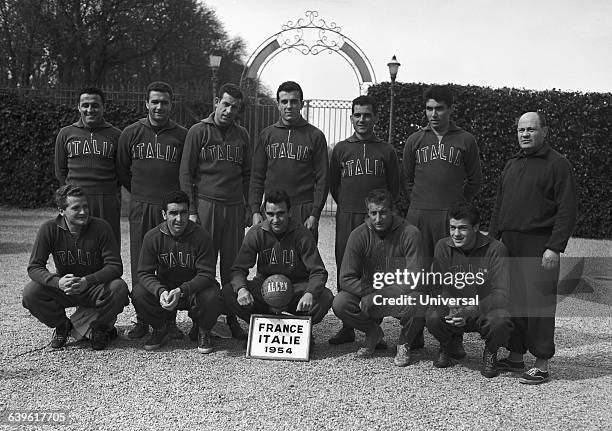 The Italian soccer national team before a match against France. Gianpiero Boniperti, Egisto Pandolfini, Carlo Galli, Gino Capello, Amleto Frignani....