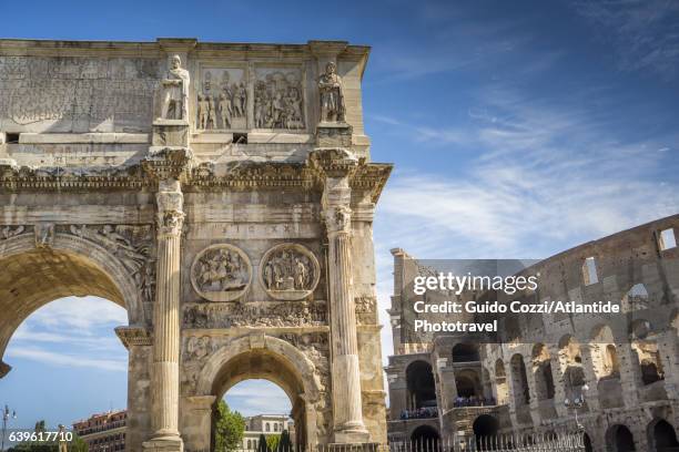 the arch of constantine (arco di costantino) and colosseo - fórum romano imagens e fotografias de stock