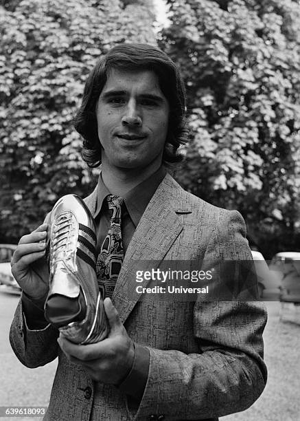 The famous soccer player Gerd Muller receiving his award of top European scorer for the 1971-1972 season .