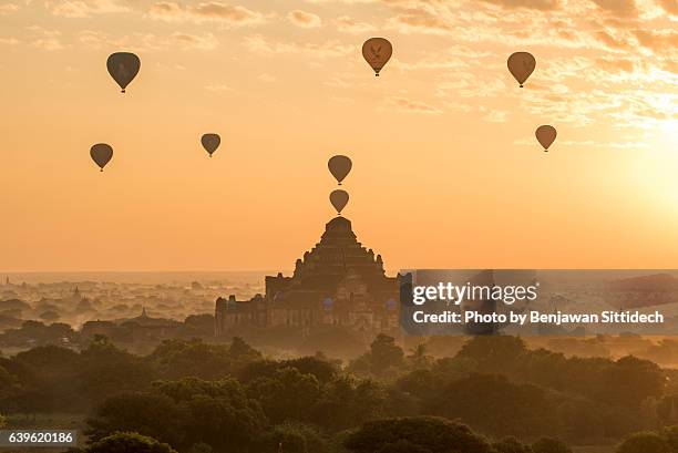 hot-air balloons flying over pagodas in bagan, mandalay, myanmar - bagan temples damaged in myanmar earthquake stock pictures, royalty-free photos & images