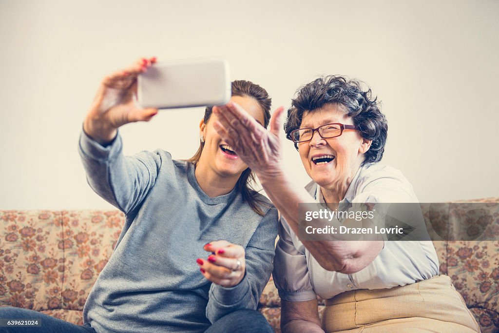 Zwei Generationen zusammen, lächelnd und selfie