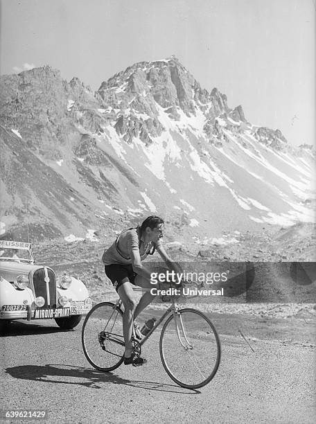 Bicyclist Fausto Coppi in the 11th stage of the 1952 Tour de France, on the Galibier Pass. | Location: Between Le Bourg-d'Oisans and Sestriere,...