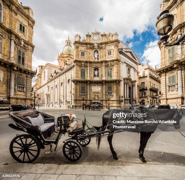 typical cart in piazza (square) dei quattro canti, also called piazza (square) villena or ottagono del sole or teatro del sole - horsedrawn stock-fotos und bilder