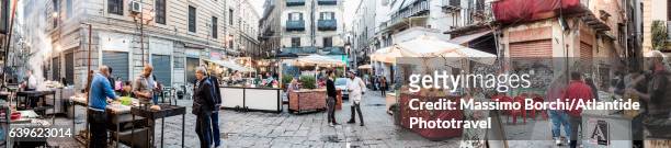 mercato (market) della vucciria, street food - minder verzadiging stockfoto's en -beelden