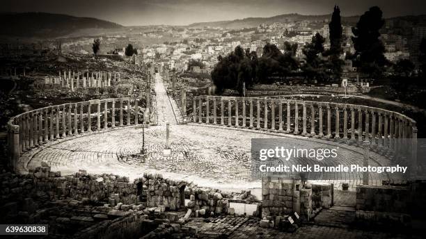 the oval forum in jerash, jordan - roman decapolis city - fotografias e filmes do acervo