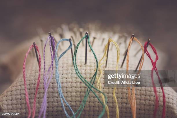 needle and thread - linhas texteis imagens e fotografias de stock