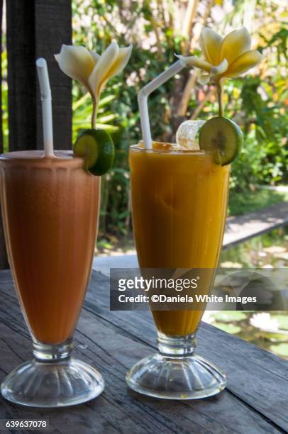 mango and papays drinks on  the famous campuhan ridge walk in ubud, bali, indonesia - campuhan ridge walk stockfoto's en -beelden