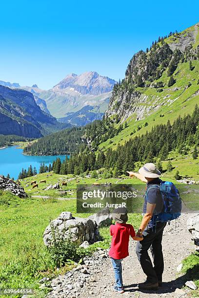 père et fils randonnée dans les montagnes suisses - lac-oeschinensee photos et images de collection