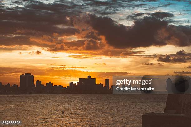 skyline of havana cuba - castillo de san salvador de la punta stock pictures, royalty-free photos & images