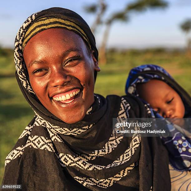 mulher de borana tribe segurar o seu bebé, etiópia, áfrica - povo etíope imagens e fotografias de stock