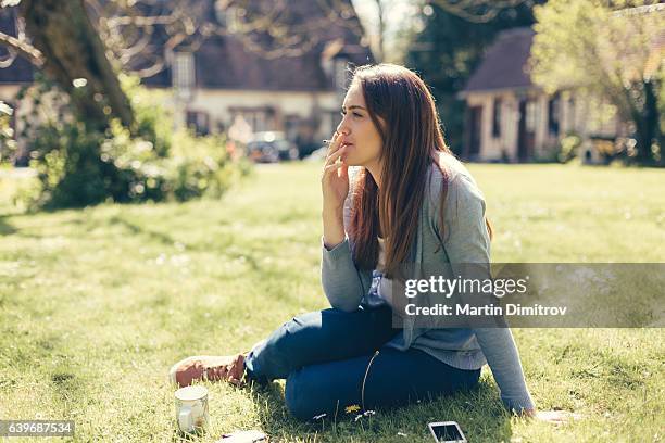 junges mädchen rauchen zigarette - girl smoking stock-fotos und bilder