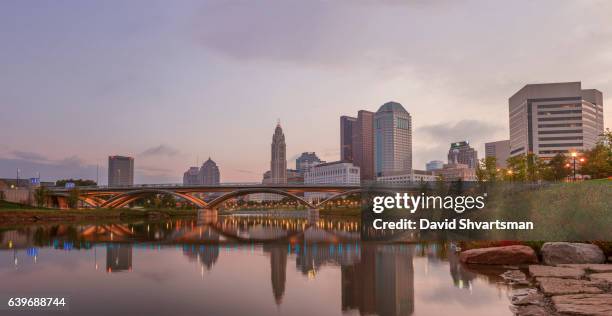 downtown columbus reflects in scioto river park on the early morning, ohio, usa - scioto river bildbanksfoton och bilder