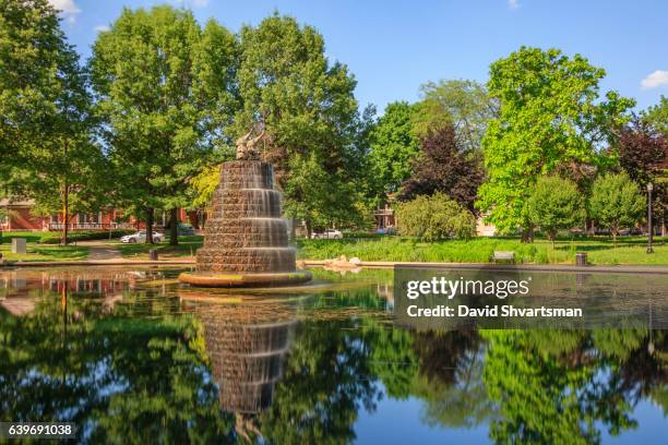 running fountain in goodale park, columbus ohio reflects in the pond - columbus day stockfoto's en -beelden