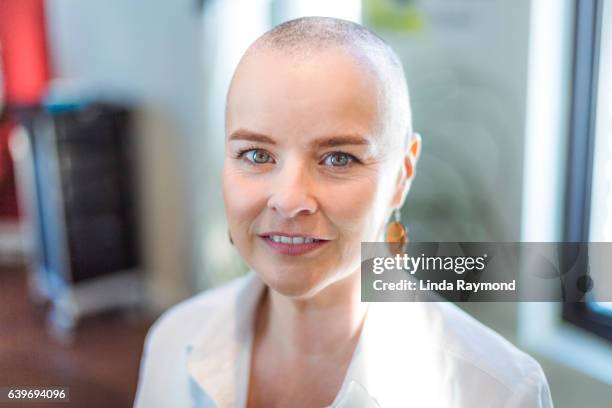 portrait of a beautiful woman with shaved head - cheveux courts femme photos et images de collection