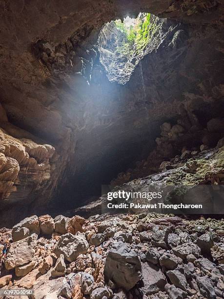 sunlight shines through cave, paradise cave, phong nha ke bang national park, vietnam - thien duong cave stock pictures, royalty-free photos & images