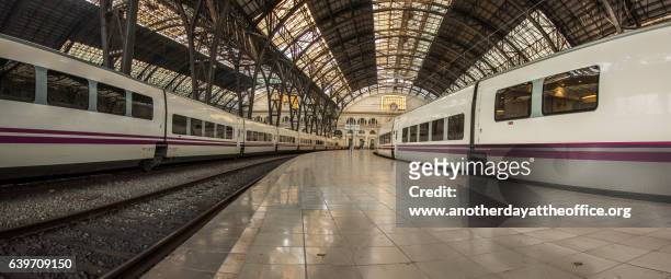 franca train station barcelona - rail fotografías e imágenes de stock