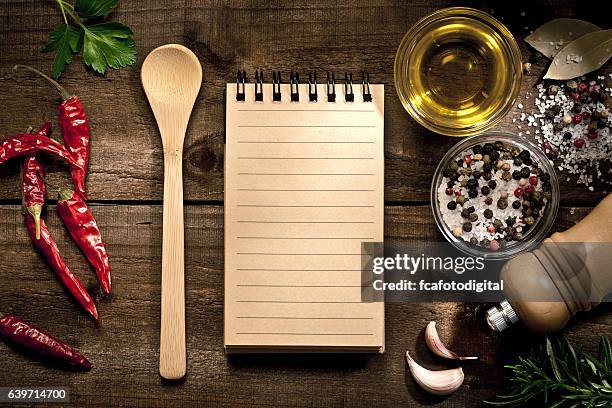 ricettario bianco con erbe e spezie - book on table foto e immagini stock