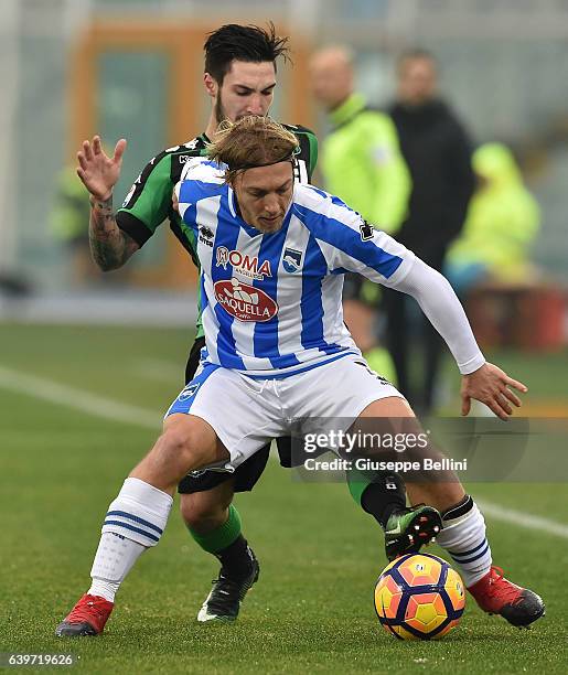 Alessandro Crescenzi of Pescara Calcio and Matteo Politano of US Sassuolo in action during the Serie A match between Pescara Calcio and US Sassuolo...