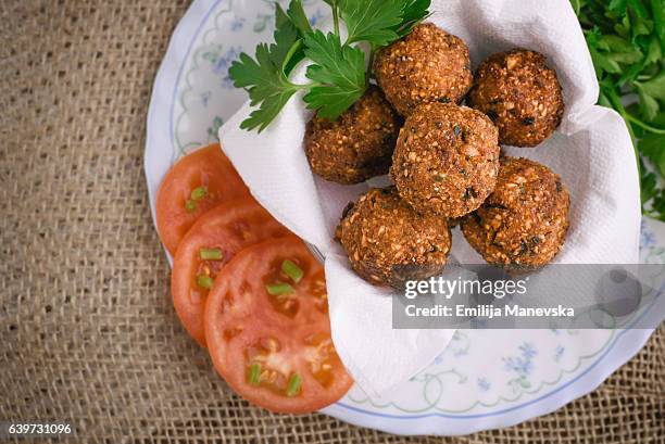 falafel balls - falafel stock-fotos und bilder